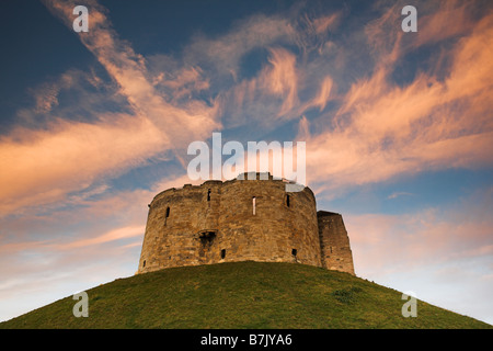 Cliffords Turm bei Sonnenuntergang in der historischen Stadt von York North Yorkshire UK Stockfoto