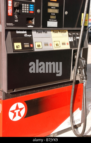 Nahaufnahme der Tankstelle Pumpe zeigt Octane Bewertungen von bleifreiem Benzin für regelmäßige und premium Stockfoto