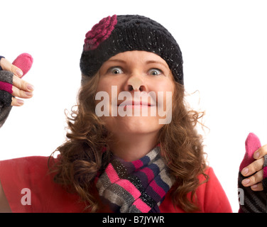 Verrückte Winterschlussverkauf. Porträt eines jungen Mädchens klebte an einem Schaufenster isoliert auf weißem Hintergrund Stockfoto