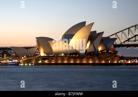 Das Sydney Opera House beleuchtet in der Nacht entnommen Frau Macquaries Point Stockfoto