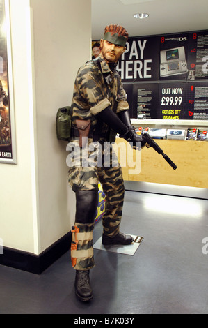 Eine Größe Charakter Modell Instore-Statue Anzeige "einen Charakter aus dem Computerspiel Metal Gear Solid Snake". Stockfoto