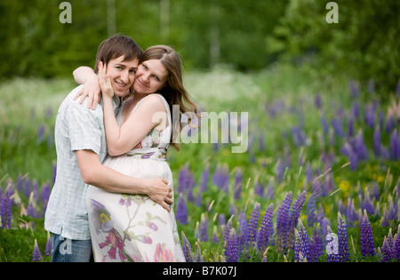 Romantisches Foto von jungen attraktiven Eltern Stockfoto