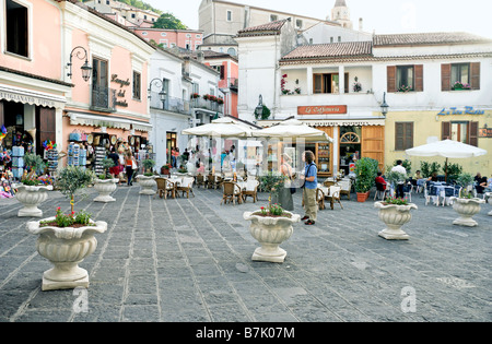 Maratea, an der Westküste des südlichen Italien, mit Blick auf den Golf von Policastro im Tyrrhenischen Meer, gegründet 8.-C v. Chr. von den Griechen: direkt an der zentralen Piazza der Stadt. Stockfoto