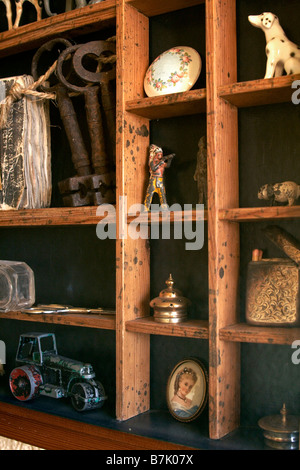 Vitrine mit verschiedenen Spielzeugen und Keramik-Ornamente Stockfoto