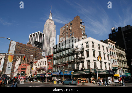 Empire State Building gesehen durch die Gebäude im Stadtteil Chelsea auf der Westseite von Manhattan in New York City, New York. Stockfoto