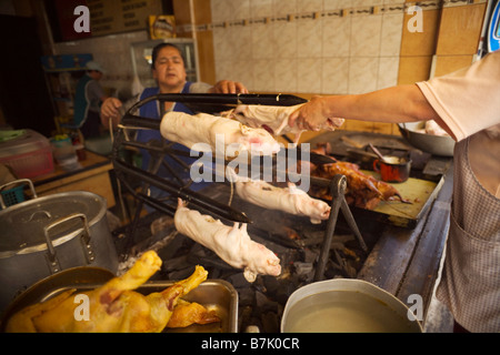 Diner in Ambato, Ecuador, gebratenes Meerschweinchen oder "cuy" dienen. Traditionell ein Gericht reserviert für Feiern in Ecuador. Stockfoto