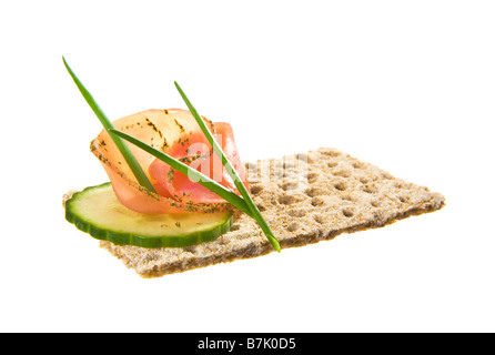 niedrige fettarme Schonkost gute knusprige Kruste Brot dünn Schinken Gurke Stück Schnittlauch Schnittlauch Cive weniger Kalorien Snack Dip Geschmack geschmackvolle Ernährung Stockfoto