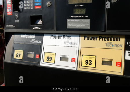 Nahaufnahme einer Tankstelle Pumpe zeigt Octane Bewertungen von bleifreiem Benzin für regelmäßige und premium Stockfoto