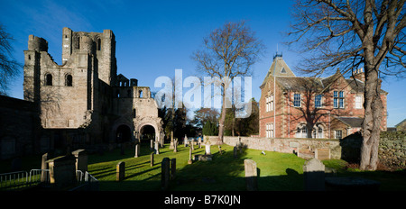 Kelso Abbey schottischen Grenzen UK in Wintersonne Januar 2009 mit Abtei Zeile Gemeindezentrum viktorianischen Gebäude Stockfoto