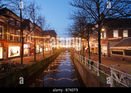 Delft in der Nacht, Niederlande Stockfoto