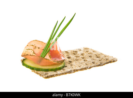 niedrige fettarme Schonkost gute knusprige Kruste Brot dünn Schinken Gurke Stück Schnittlauch Schnittlauch Cive weniger Kalorien Snack Dip Geschmack geschmackvolle Ernährung Stockfoto