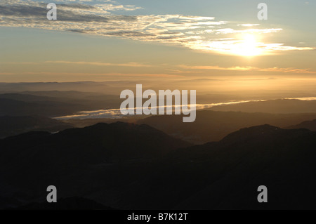 Nebel im Morgengrauen von Bowfell in Englands Lake District in Windermere Stockfoto