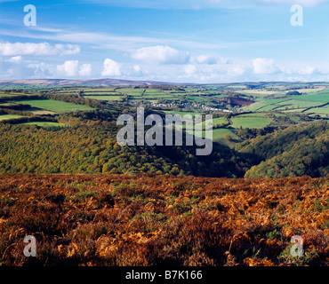 Das Dorf Brompton Regis und die Brendon Hills im Exmoor National Park von Haddon Hill, Somerset, England aus gesehen. Stockfoto