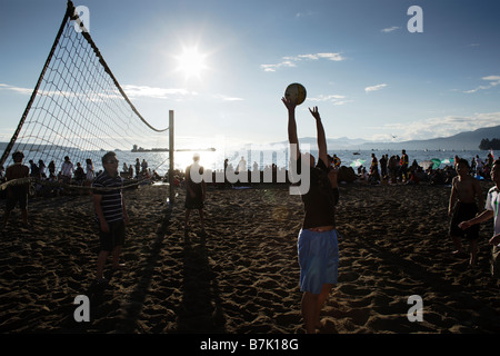 Eine Gruppe spielt Volleyball am Strand von English Bay bei einem Festival in Vancouver, b.c., Kanada. Stockfoto