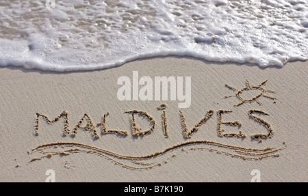 Schönen Malediven Hinweis auf weißem Sand mit Ozeanwellen auf Hintergrund geschrieben Stockfoto