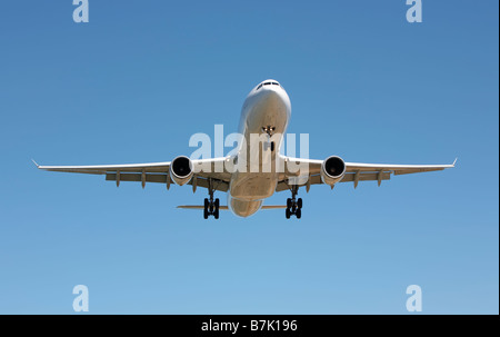 Twin-engined Jet-Flugzeuge landen hereinkommen Stockfoto