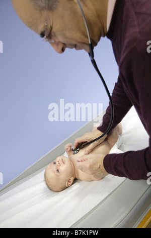 Ein Kinderarzt hört Herzschlag des Babys während seiner ersten ärztlichen Untersuchung. Stockfoto