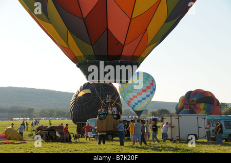 Vorbereitung auf einen Heißluftballon auf dem Dansville Ballonfestival, New York USA starten. Stockfoto