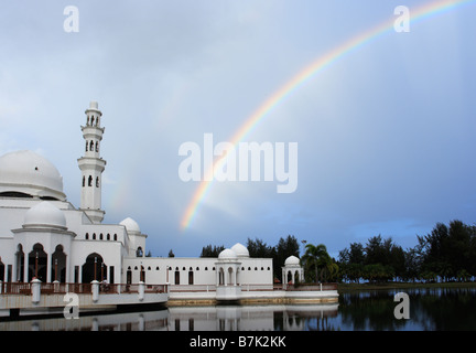 Regenbogen und Tengku Tengah Zaharah Moschee, im Volksmund auch bekannt als die schwimmende Moschee in Kuala Terengganu, Malaysia. Stockfoto