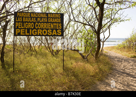 Eintritt Schild Warnung vor gefährlichen Strömungen in den Parque Nacional Marino (Marine National Park) Las Baulas in Playa Grande, Costa Rica. Stockfoto