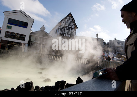 Heißer Dampf steigt aus dem Yubatake-Feld von Heißwasser, Frühling in der Mitte der Stadt Kusatsu, Japan. Stockfoto