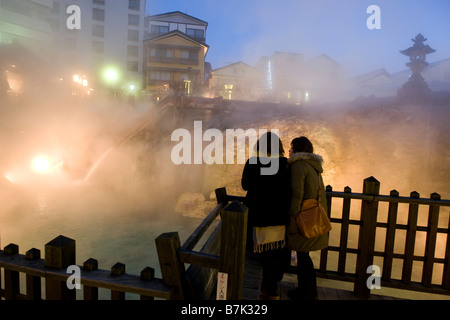 Heißer Dampf steigt aus dem Yubatake-Feld von Heißwasser, Frühling in der Mitte der Stadt Kusatsu, Japan. Stockfoto