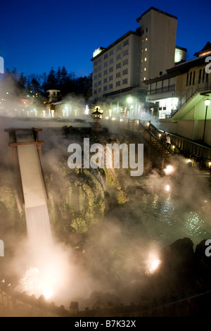 Heißer Dampf steigt aus dem Yubatake-Feld von Heißwasser, Frühling in der Mitte der Stadt Kusatsu, Japan. Stockfoto