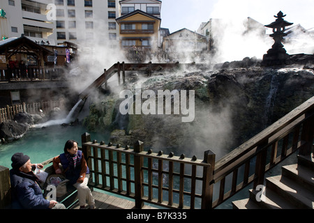 Heißer Dampf steigt aus dem Yubatake-Feld von Heißwasser, Frühling in der Mitte der Stadt Kusatsu, Japan. Stockfoto