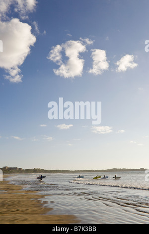 Surfer zu Fuß in die Brandung in Playa Grande, Costa Rica. Stockfoto