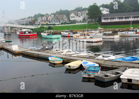 Angelboote/Fischerboote in einem Hafen in einer Kleinstadt in Maine, USA Stockfoto