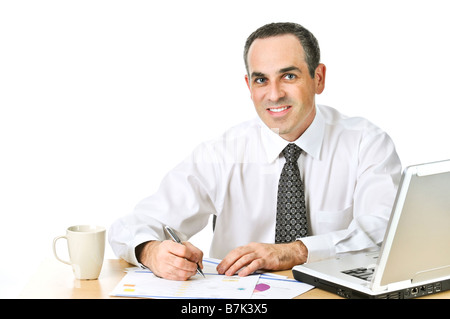 Glücklich Büroangestellter generische Berichte an seinem Schreibtisch Stockfoto
