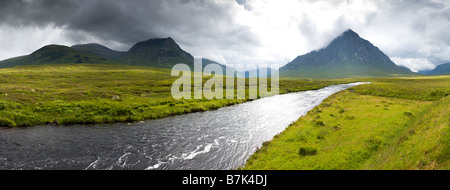 Eine Panorama-Ansicht mit Stob ein Ghlais Choire, Stob Dearg und der Fluß Etive in den Pass von Glencoe, Highland, Schottland Stockfoto