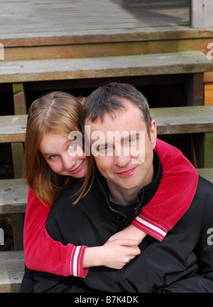 Porträt von Vater und Tochter auf Deck Treppe Stockfoto