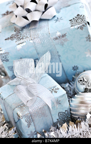Geschenk-Boxen mit Silber Christbaumschmuck gewickelt Stockfoto