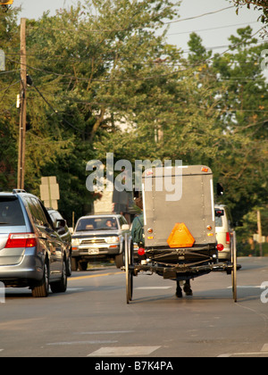 In Pennsylvania Dutch Lancaster county Pennsylvania ein Amisches Pferd teilt Pferdekutsche die Straße mit Autos. Stockfoto