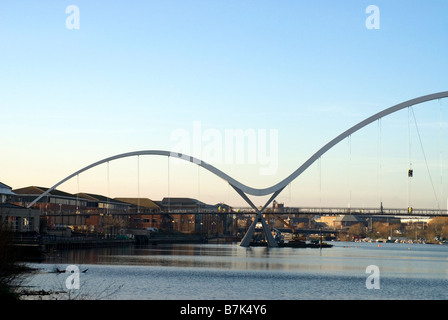 Bau der Unendlichkeit Brücke über den Fluss-T-Stücke, Stockton-on-Tees Stockfoto