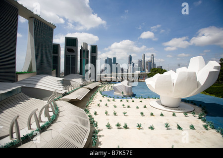 Ein Modell des Marina Bay Sands Casino Resort ist mit das Finanzviertel in Singapur im Hintergrund gesehen. Stockfoto