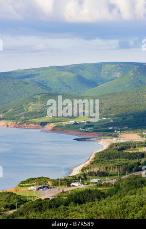 Blick auf Dorf und St.-Lorenz-Golf, Cape Breton Highlands National Park, Nova Scotia, Kanada Stockfoto