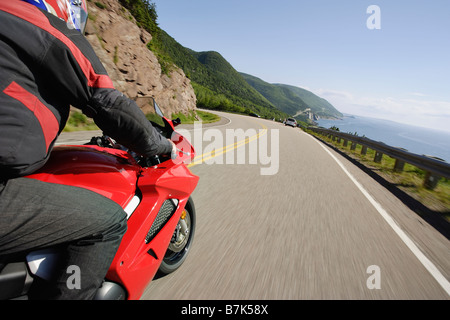 Sehen Sie auf dem Motorrad in Aktion am Cabot Trail, Cape Breton Highlands National Park, Nova Scotia, Kanada Stockfoto