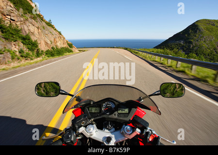 Sehen Sie auf dem Motorrad in Aktion am Cabot Trail, Cape Breton Highlands National Park, Nova Scotia, Kanada Stockfoto