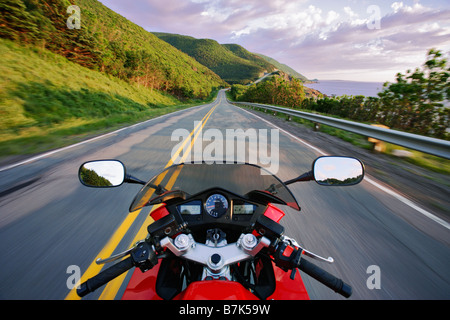 Sehen Sie auf dem Motorrad in Aktion am Cabot Trail, Cape Breton Highlands National Park, Nova Scotia, Kanada Stockfoto