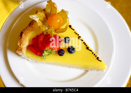 Stück Zitrone Fruchtdessert Flan auf weißen Teller Stockfoto