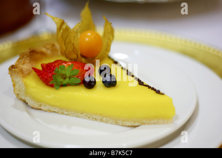 Stück Zitrone Fruchtdessert Flan auf weißen Teller Stockfoto