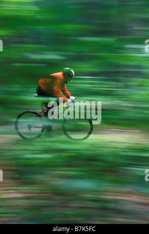 Junge Frau Mountainbiken auf Minnesing Trail, Algonquin Park, Ontario, Kanada Stockfoto