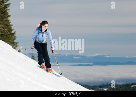 Eine Frau Skitouren, Strathcona Provincial Park in der Nähe von Courtenay, BC, Kanada Stockfoto