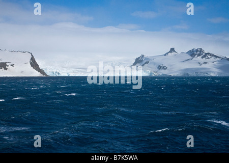 Gletscher treffen das stürmische Südpolarmeer Admiralty Bay King George Island Süd-Shetland-Inseln der Antarktis Stockfoto