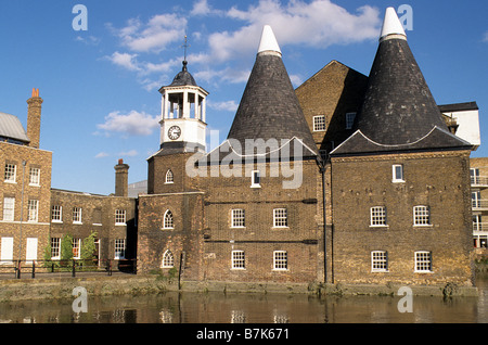 East London, drei Mühlen Insel aus dem Süden, Ende des Haus Mühle, Uhrturm und Uhr Mühle. Stockfoto