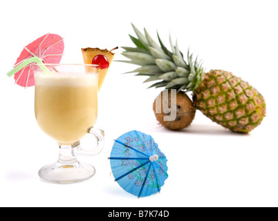 Pina Colada Cocktail isoliert auf weiss Stockfoto