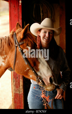 Junge Frau und Pferd im Stall, Cypress Hills Interprovincial Park, Kanada Stockfoto