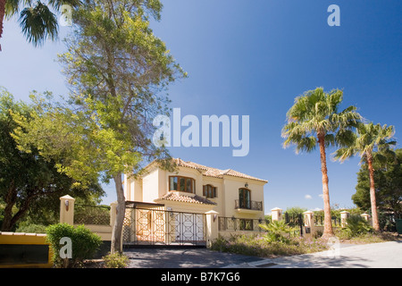 Palmen neben freistehendes Landhaus-Villa in Südspanien Stockfoto